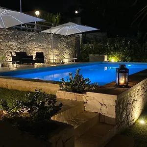  Holiday home Lucia With Salt Pool
